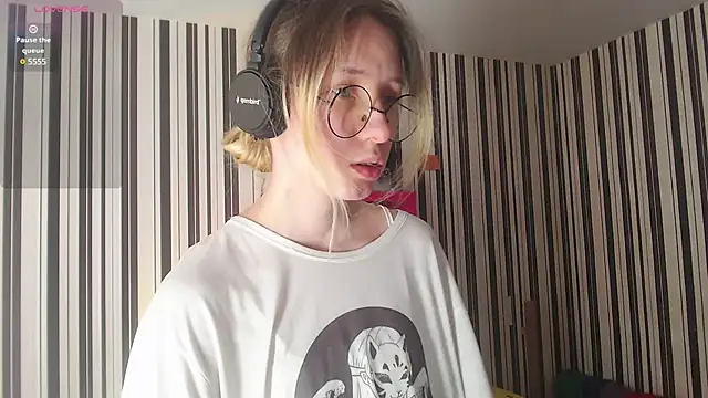 Snapshot of _Hanna_Moon_ chatting on 01.05.25 Hanna Moon online show from 01.05.25