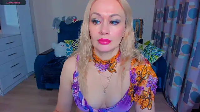 Snapshot of EllenMoore chatting on 12.15.24 EllenMoore online show from 12.15.24