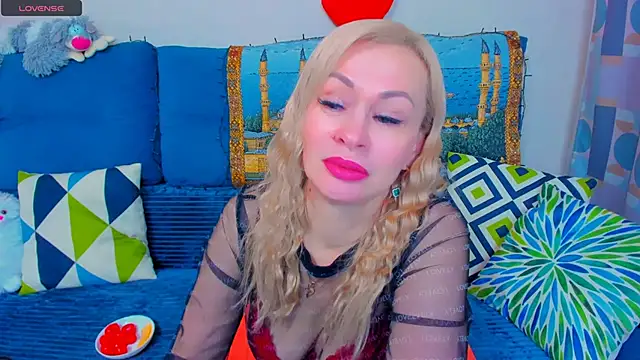 Snapshot of EllenMoore chatting on 12.17.24 EllenMoore online show from 12.17.24