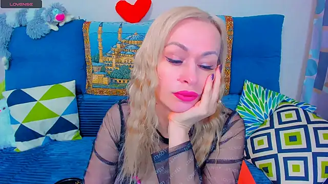 Snapshot of EllenMoore chatting on 12.23.24 EllenMoore online show from 12.23.24