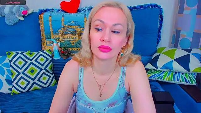 Snapshot of EllenMoore chatting on 12.24.24 EllenMoore online show from 12.24.24