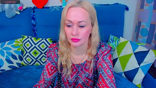 Snapshot of EllenMoore chatting on 12.25.24 EllenMoore online show from 12.25.24