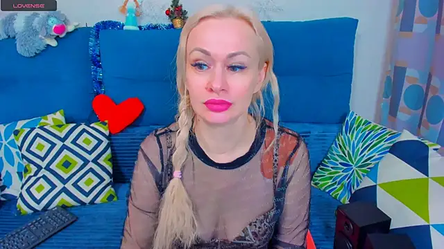 Snapshot of EllenMoore chatting on 01.06.25 EllenMoore online show from 01.06.25