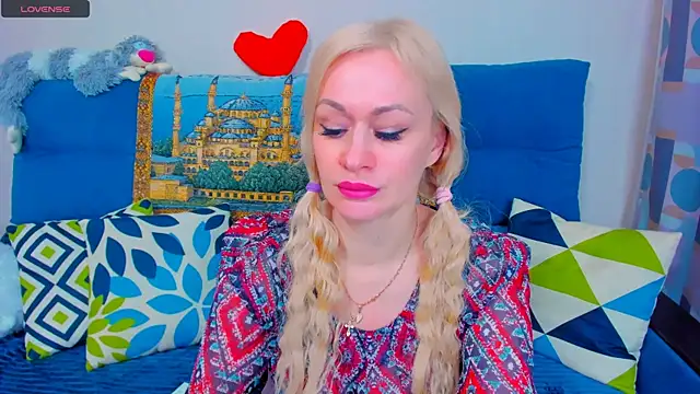 Snapshot of EllenMoore chatting on 01.09.25 EllenMoore online show from 01.09.25