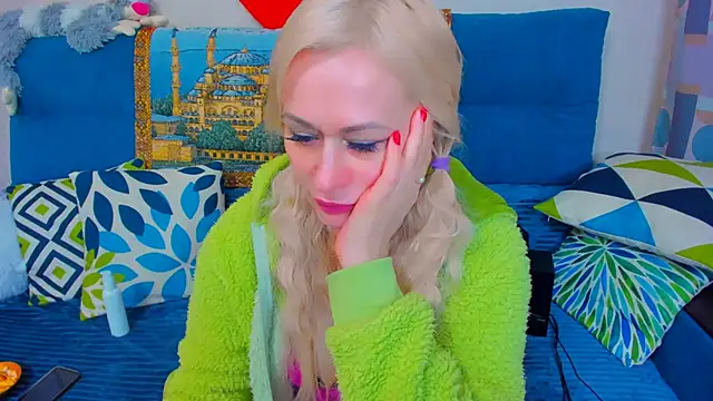 Snapshot of EllenMoore chatting on 01.11.25 EllenMoore online show from 01.11.25