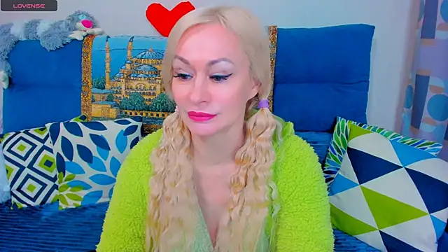 Snapshot of EllenMoore chatting on 01.13.25 EllenMoore online show from 01.13.25