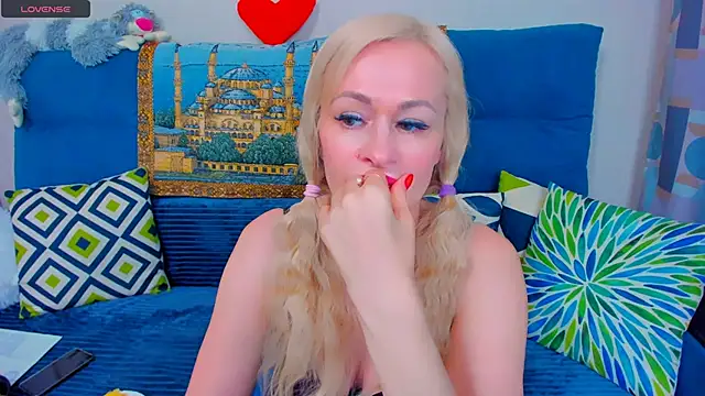 Snapshot of EllenMoore chatting on 01.15.25 EllenMoore online show from 01.15.25