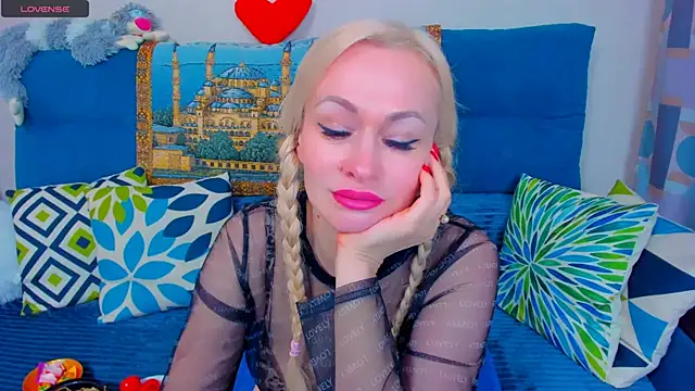 Snapshot of EllenMoore chatting on 01.16.25 EllenMoore online show from 01.16.25