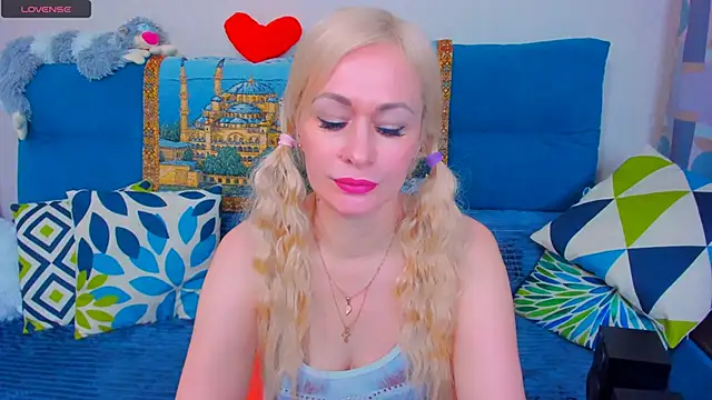 Snapshot of EllenMoore chatting on 01.18.25 EllenMoore online show from 01.18.25