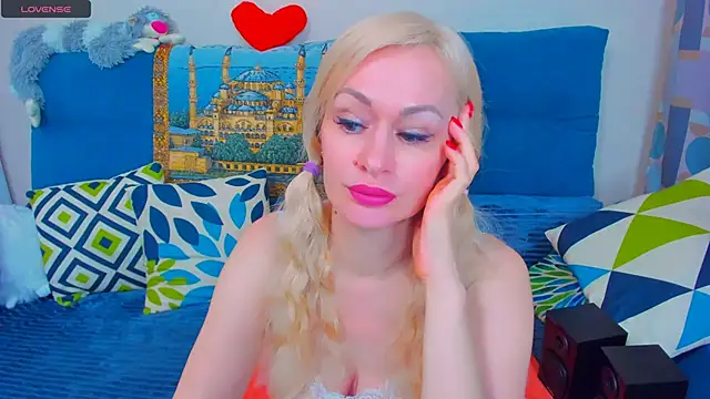 Snapshot of EllenMoore chatting on 02.07.25 EllenMoore online show from 02.07.25