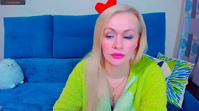 Snapshot of EllenMoore chatting on 03.19.25 EllenMoore online show from 03.19.25