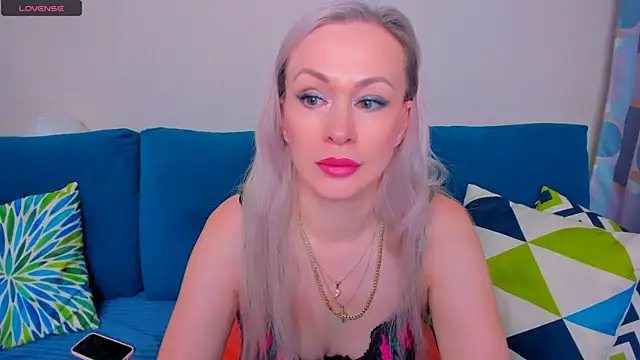 Snapshot of EllenMoore chatting on 09.14.25 EllenMoore online show from 09.14.25