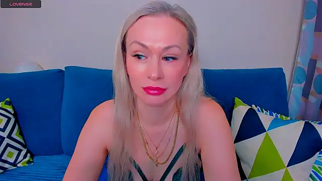 Snapshot of EllenMoore chatting on 09.19.25 EllenMoore online show from 09.19.25