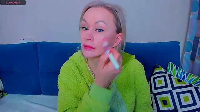 Snapshot of EllenMoore chatting on 09.26.25 EllenMoore online show from 09.26.25