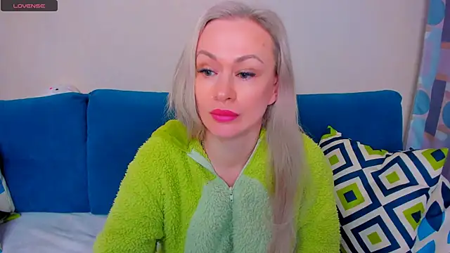 Snapshot of EllenMoore chatting on 09.28.25 EllenMoore online show from 09.28.25