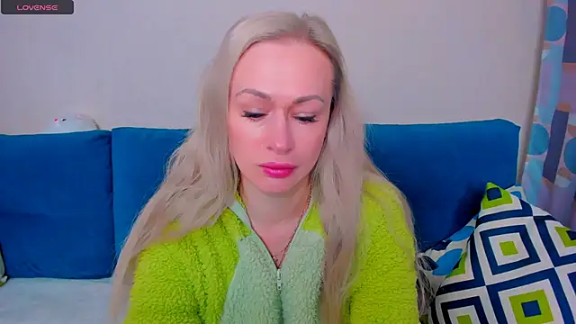 Snapshot of EllenMoore chatting on 09.30.25 EllenMoore online show from 09.30.25