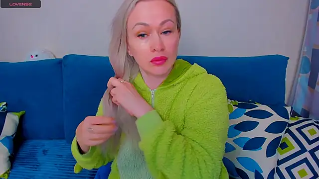 Snapshot of EllenMoore chatting on 10.05.25 EllenMoore online show from 10.05.25