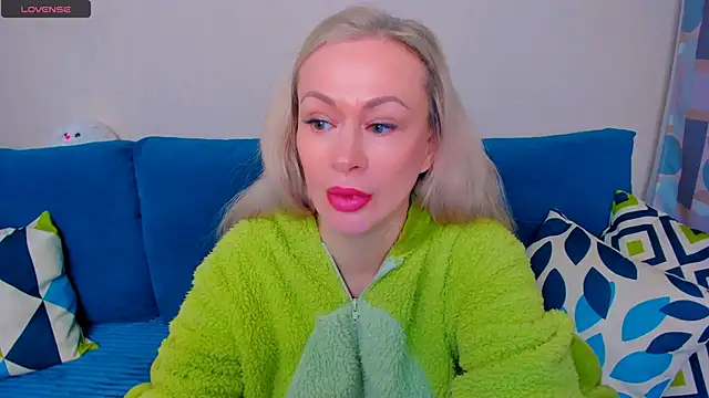 Snapshot of EllenMoore chatting on 10.07.25 EllenMoore online show from 10.07.25