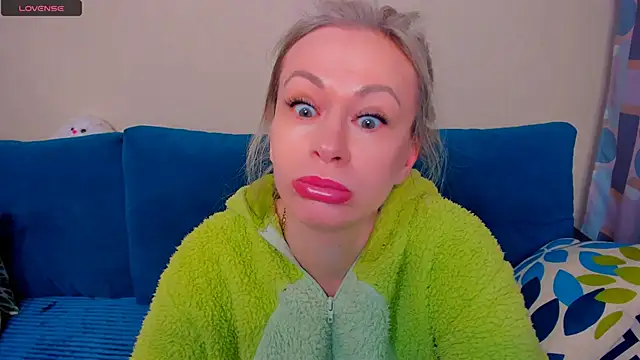 Snapshot of EllenMoore chatting on 10.10.25 EllenMoore online show from 10.10.25