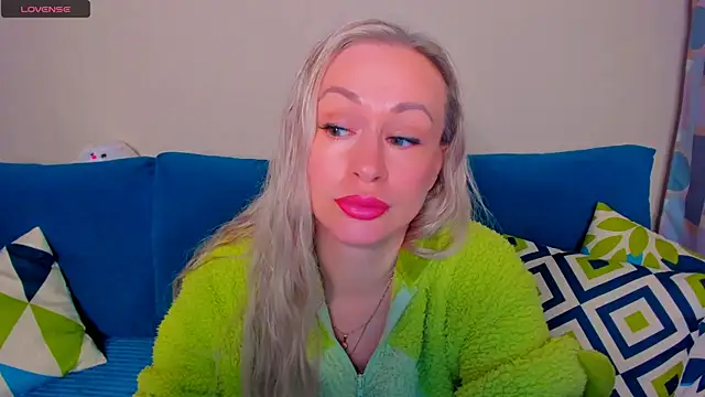 Snapshot of EllenMoore chatting on 10.14.25 EllenMoore online show from 10.14.25