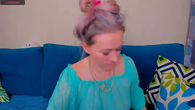 Snapshot of EllenMoore chatting on 10.22.25 EllenMoore online show from 10.22.25