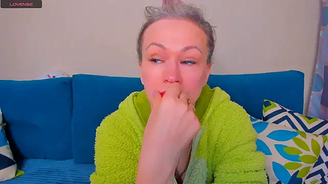 Snapshot of EllenMoore chatting on 10.24.25 EllenMoore online show from 10.24.25