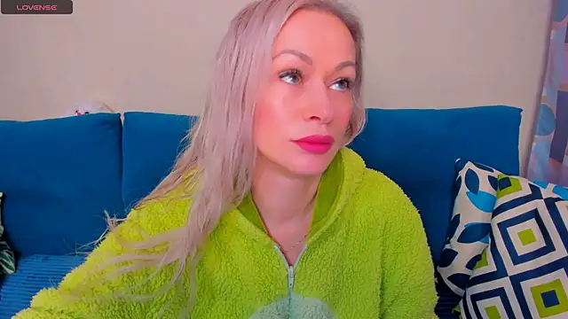 Snapshot of EllenMoore chatting on 10.25.25 EllenMoore online show from 10.25.25