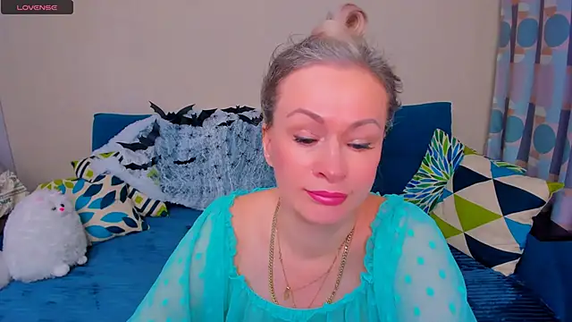 Snapshot of EllenMoore chatting on 10.29.25 EllenMoore online show from 10.29.25