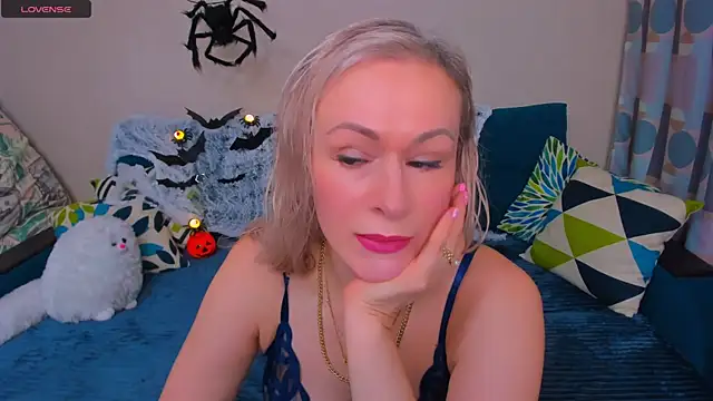 Snapshot of EllenMoore chatting on 10.30.25 EllenMoore online show from 10.30.25