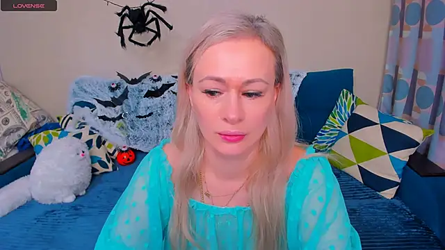 Snapshot of EllenMoore chatting on 10.31.25 EllenMoore online show from 10.31.25