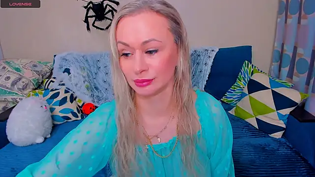 Snapshot of EllenMoore chatting on 11.02.25 EllenMoore online show from 11.02.25