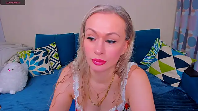 Snapshot of EllenMoore chatting on 11.05.25 EllenMoore online show from 11.05.25