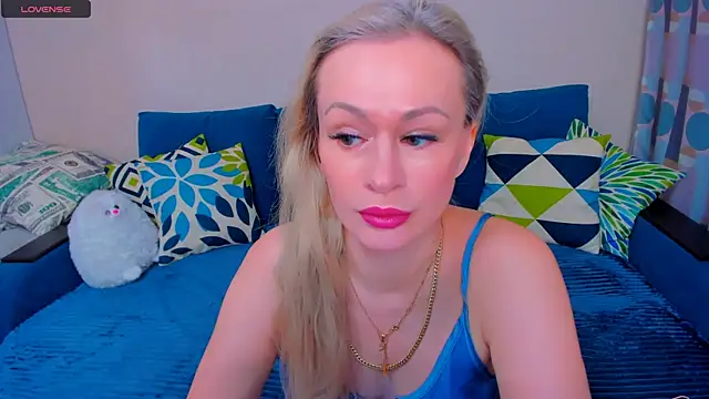 Snapshot of EllenMoore chatting on 11.11.25 EllenMoore online show from 11.11.25