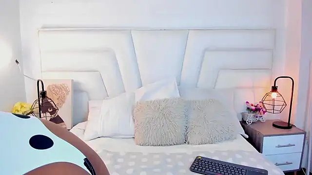 Ellie Alves online show from 12.24.24