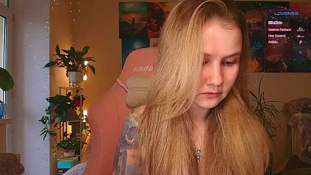 Snapshot of GoodWitch_ chatting on 10.04.25 GoodWitch online show from 10.04.25