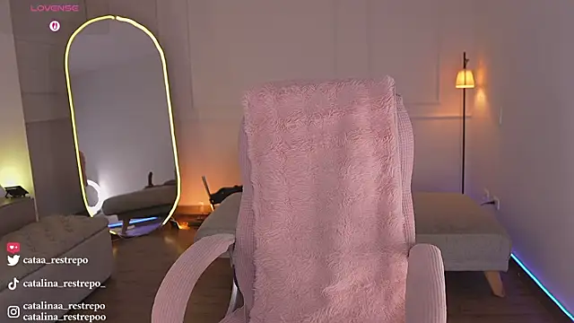 Snapshot of CATALINA_RESTREPO chatting on 10.10.25 CATALINA RESTREPO online show from 10.10.25