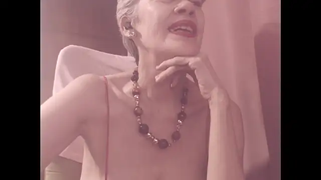 Snapshot of belleblondmature chatting on 10.20.25 belleblondmature online show from 10.20.25