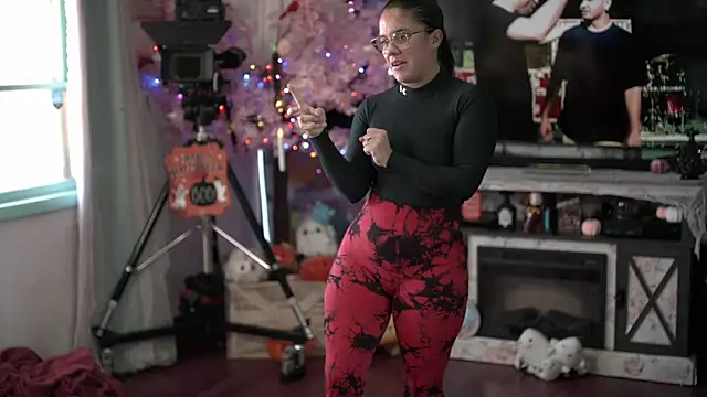 Snapshot of Nikki_Torres chatting on 10.20.25 Nikki Torres online show from 10.20.25