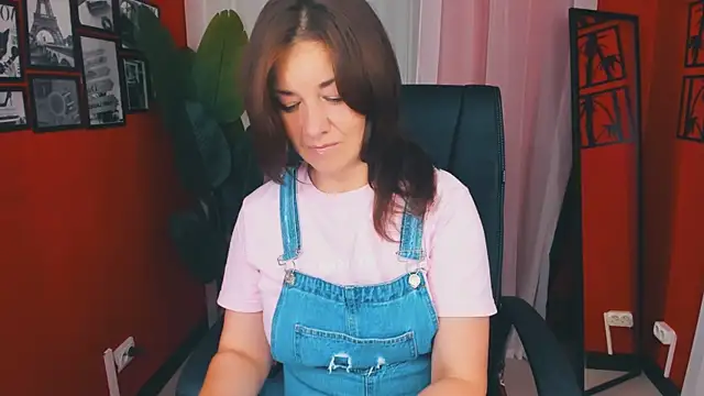 Snapshot of AnaMills chatting on 09.11.25 AnaMills online show from 09.11.25