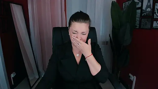 Snapshot of AnaMills chatting on 09.16.25 AnaMills online show from 09.16.25