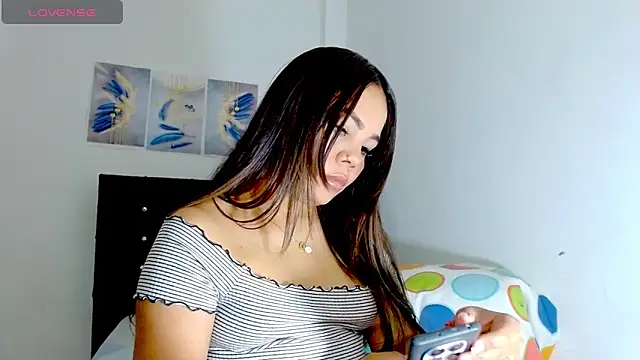 Snapshot of Kylie_loveee chatting on 10.22.25 Kylie loveee online show from 10.22.25