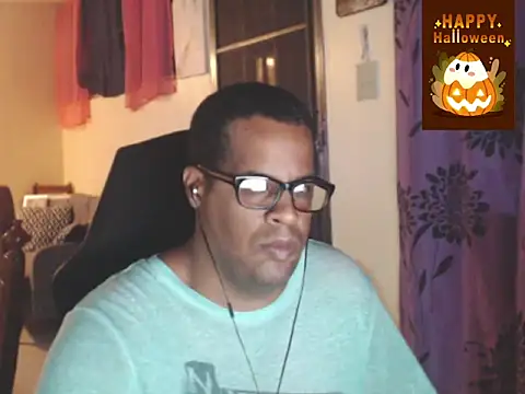 Snapshot of thesugar32 chatting on 10.26.25 thesugar32 online show from 10.26.25