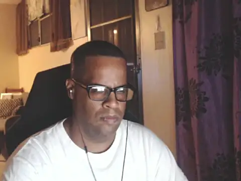 Snapshot of thesugar32 chatting on 11.04.25 thesugar32 online show from 11.04.25