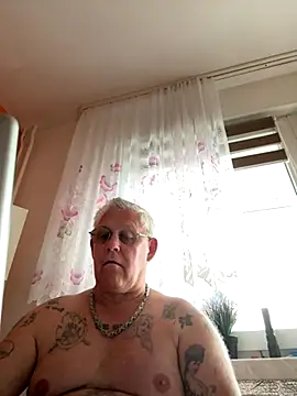 Snapshot of smaili1513 chatting on 09.17.25 smaili1513 online show from 09.17.25