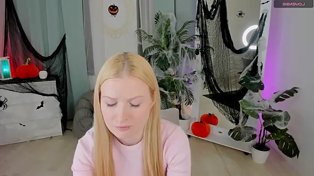 Snapshot of Laly_Peach chatting on 10.20.25 Laly Peach online show from 10.20.25