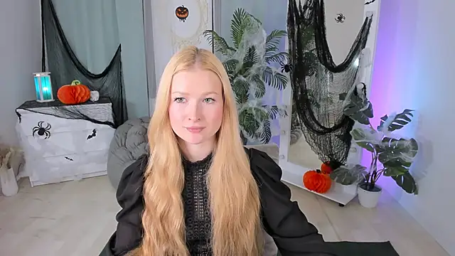 Snapshot of Laly_Peach chatting on 10.27.25 Laly Peach online show from 10.27.25