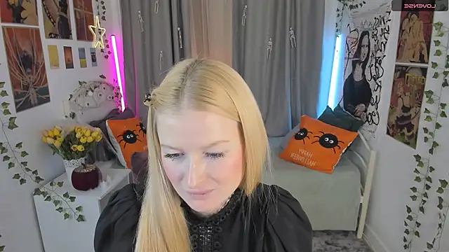 Snapshot of Laly_Peach chatting on 10.28.25 Laly Peach online show from 10.28.25