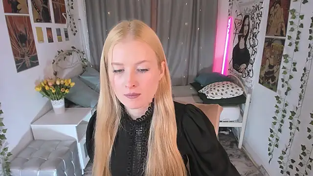 Snapshot of Laly_Peach chatting on 11.11.25 Laly Peach online show from 11.11.25