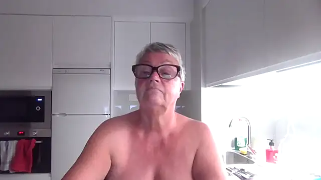 Snapshot of GrannyChrissy68 chatting on 10.16.25 GrannyChrissy68 online show from 10.16.25