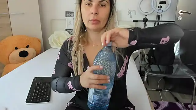 Snapshot of sweetemy4u chatting on 09.30.25 sweetemy4u online show from 09.30.25